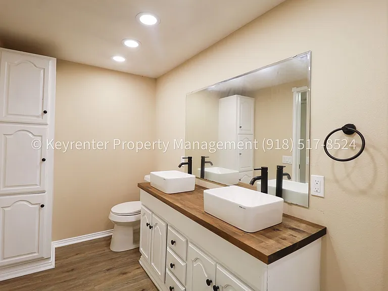504 W Chestnut St — Photo 22