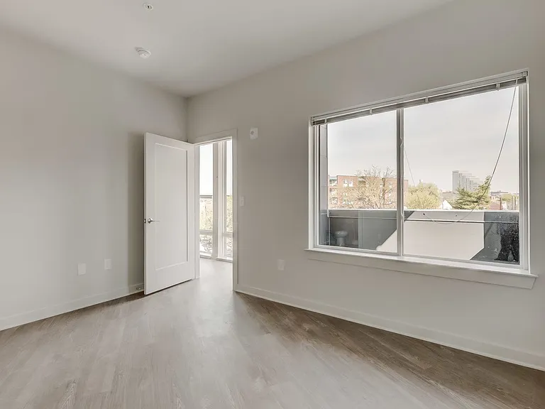 115 W Hamburg — Photo 67