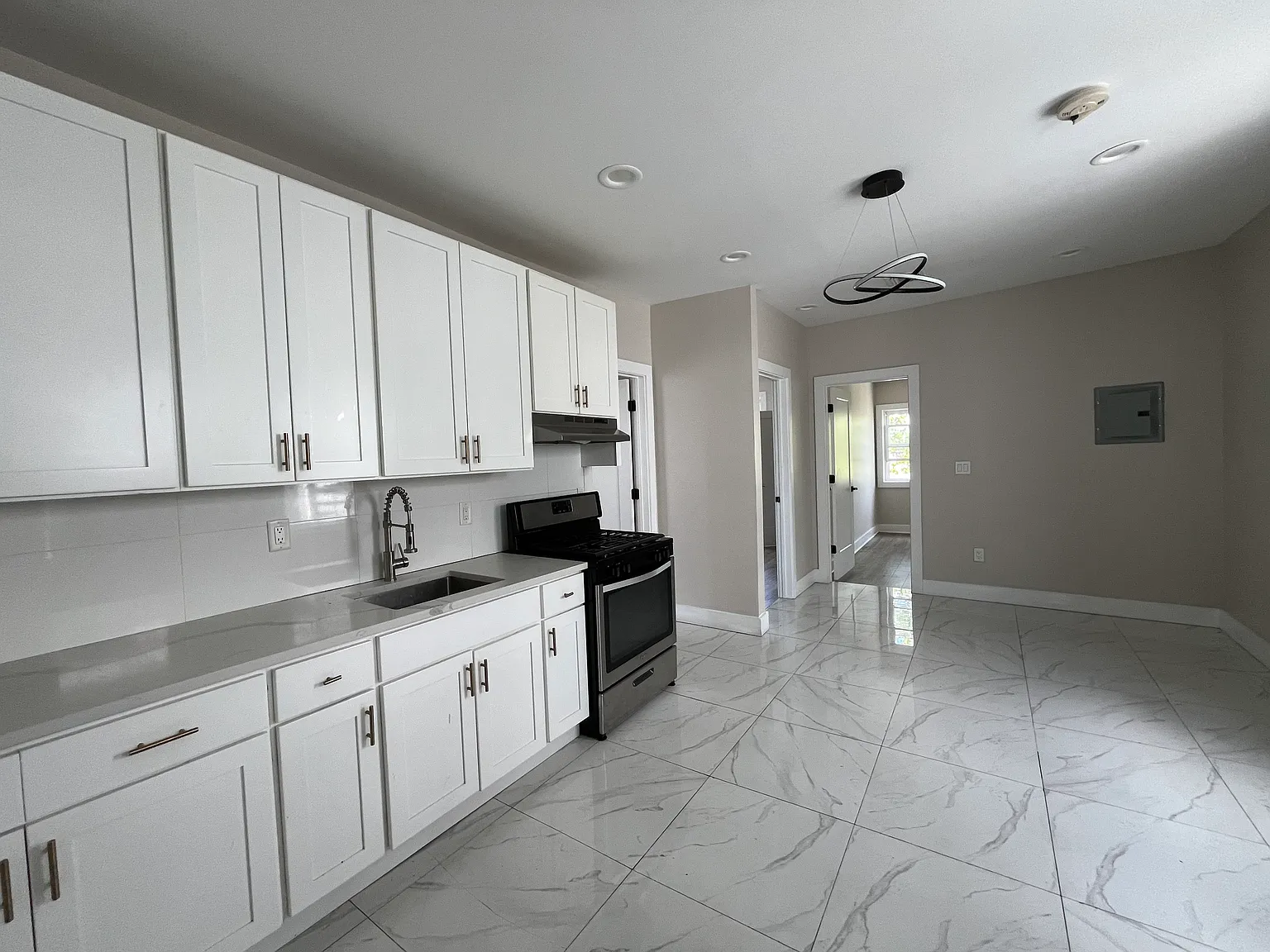 2 bed, 800 sqft, $2,100 — Photo 1