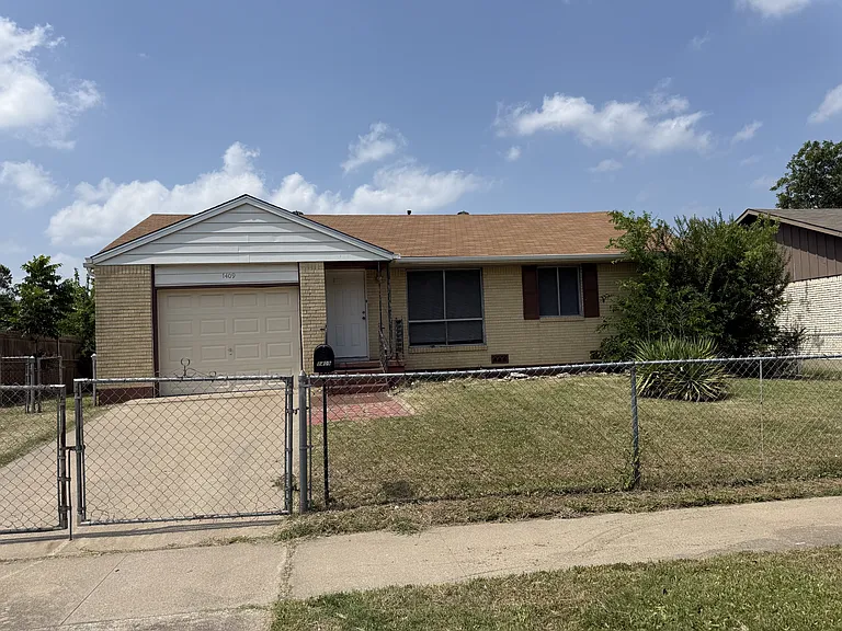 1409 Metropolitan Dr — Photo 1