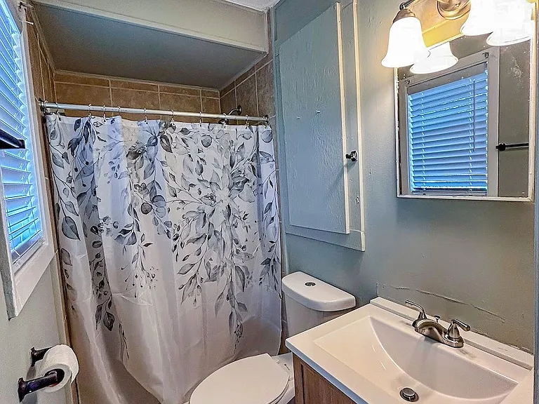 608 Holiday St — Photo 10