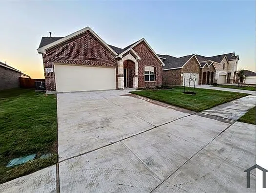 4 bed, 2348 sqft, $2,500 — Photo 2