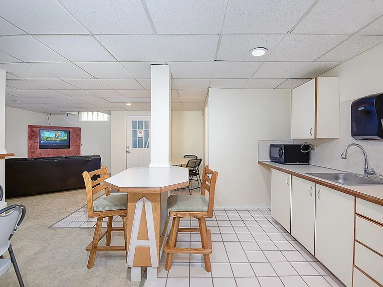Abbottsford Apartments — Photo 58