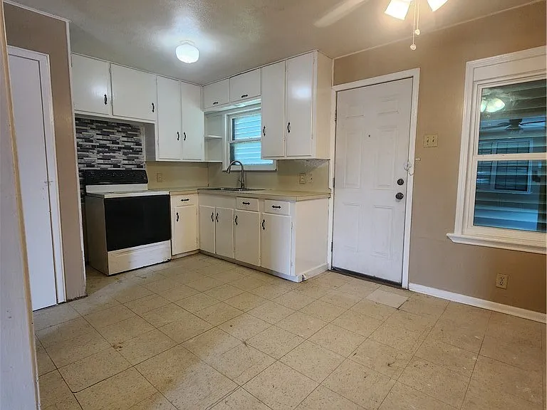 4945 Dodd Dr — Photo 6