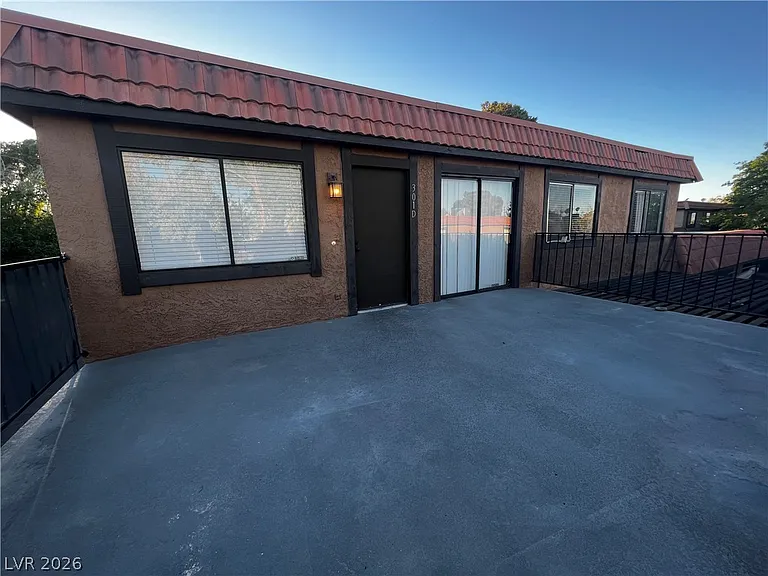 301 Brookside Ln #D — Photo 1