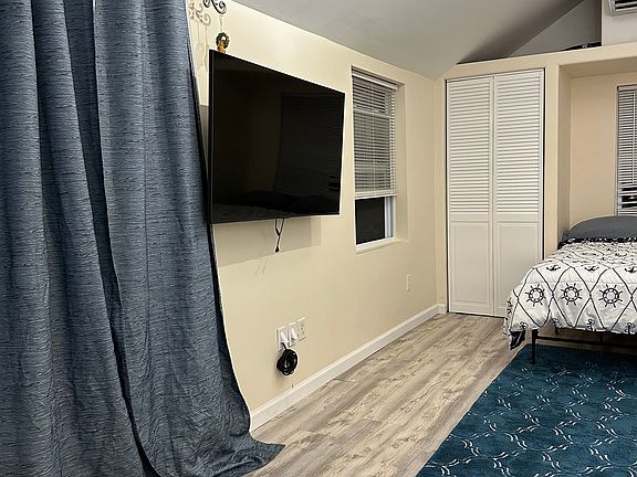 5th image of 235 Oak Dr