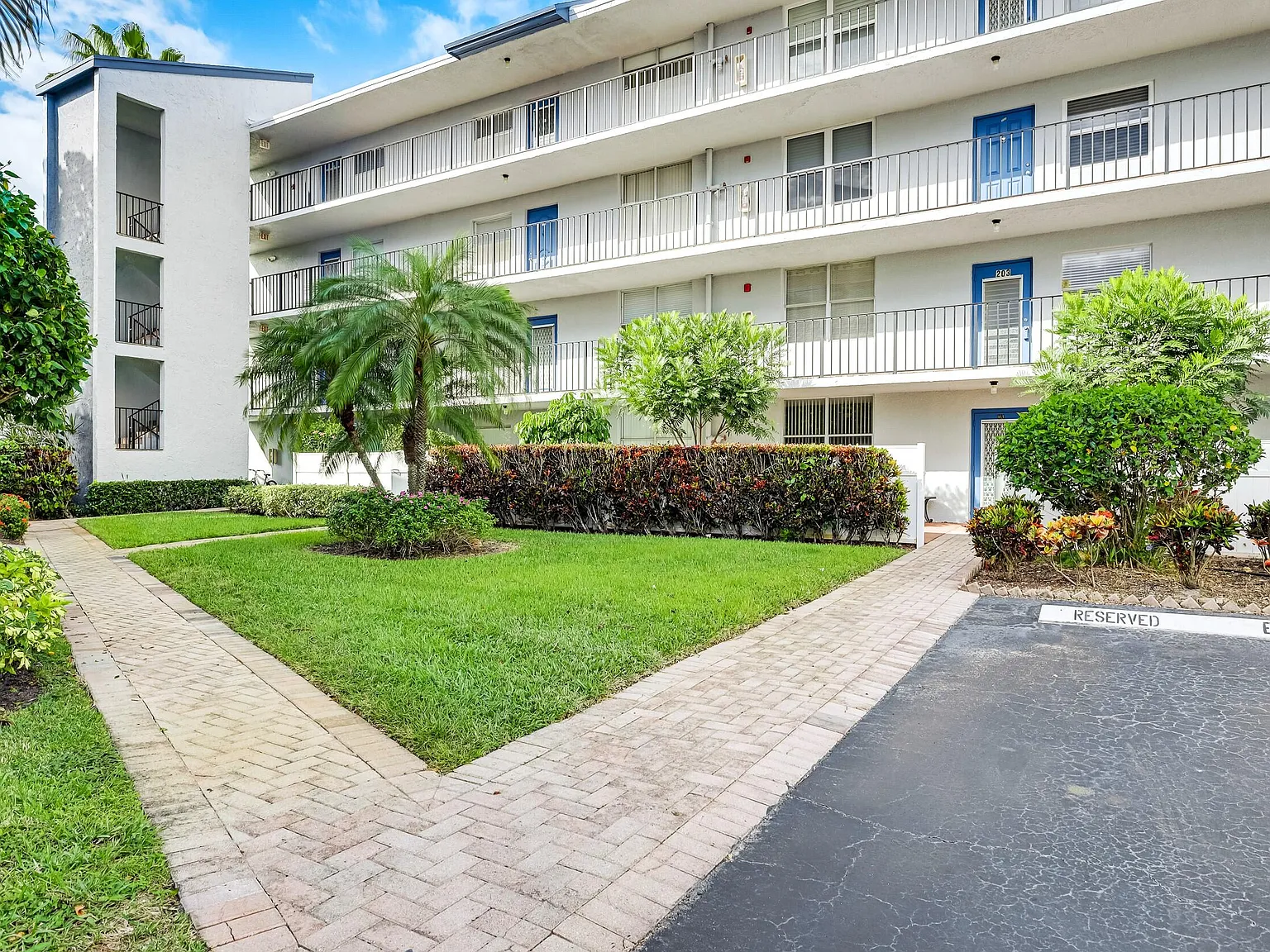 2 bed, 2.0 bath, 1044 sqft, $2,000 — Photo 2