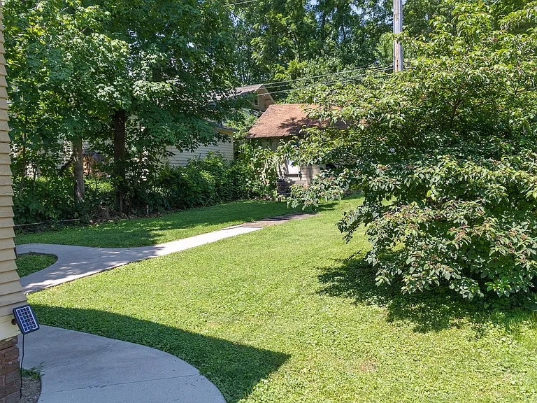 608 Ronalds St — Photo 21