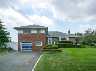 27 Hillvale Rd, Syosset, NY 11791