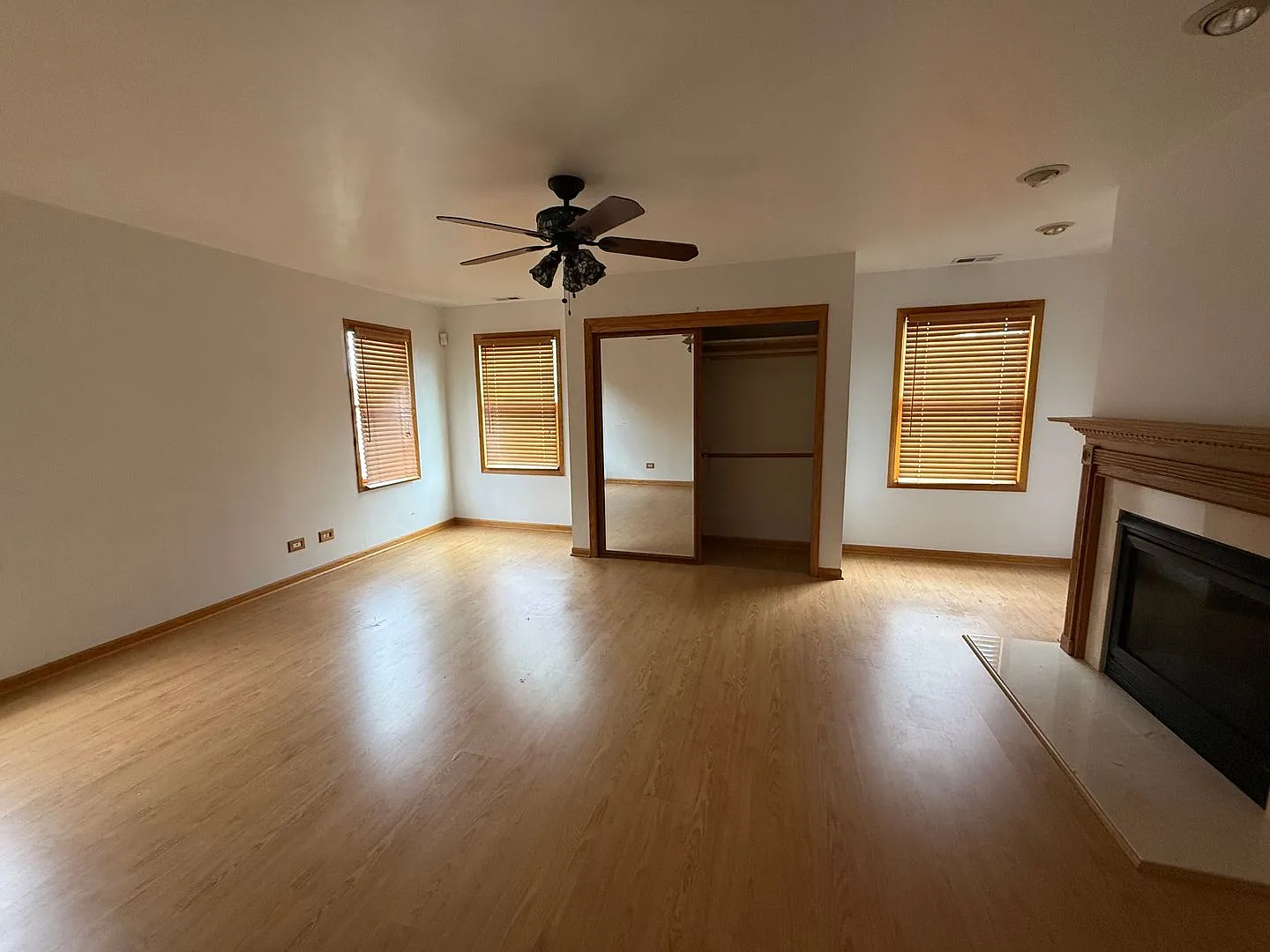 Large 4 Bed/2.5 Bath, Fenced Yard, Detached Garage, Master Bedroom — Photo 4