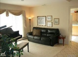 5 Holst Dr, Huntington, NY 11743