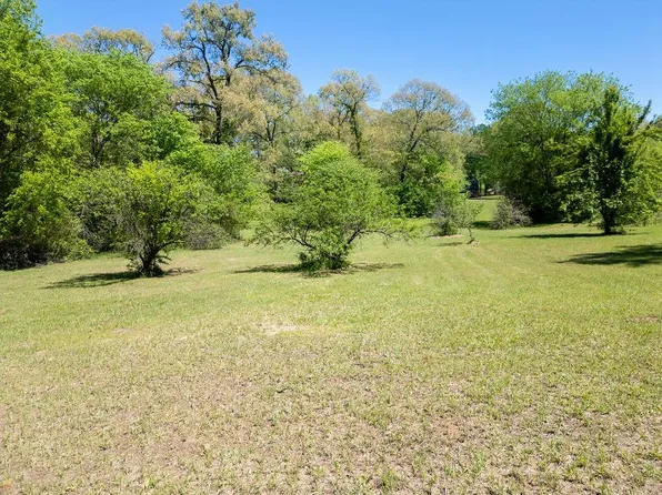 Wildrose St, Lone Star, TX 75668