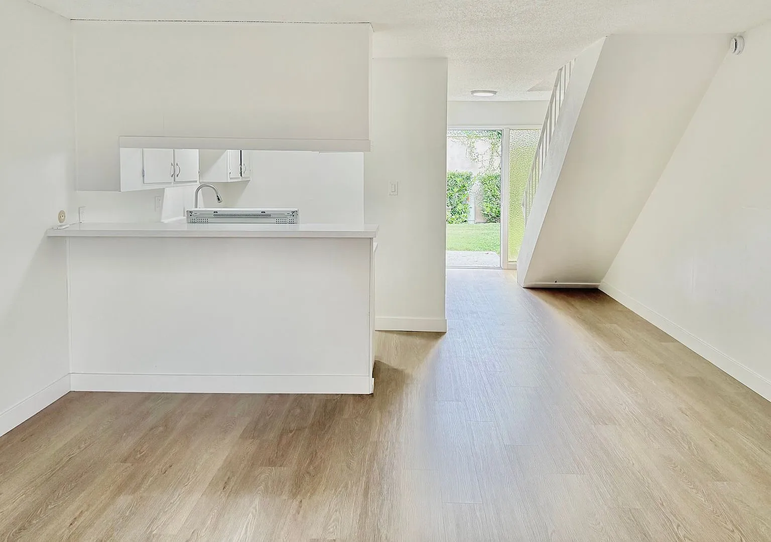 Lynrose Manor Apartments — Photo 3