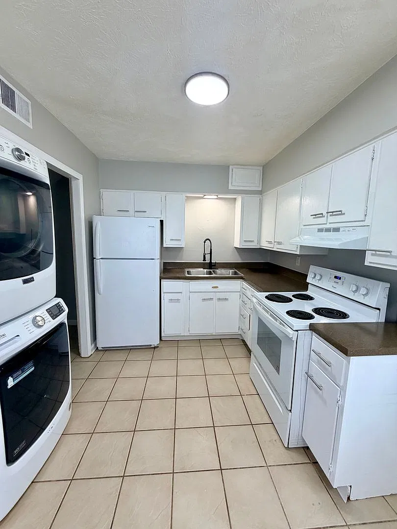 Newly Renovated Spacious 2 Bed 1 Bath in Amazing Location — Photo 1