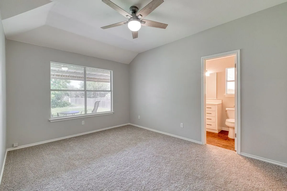 3 bed, 2.0 bath, 1031 sqft, $2,200 — Photo 4