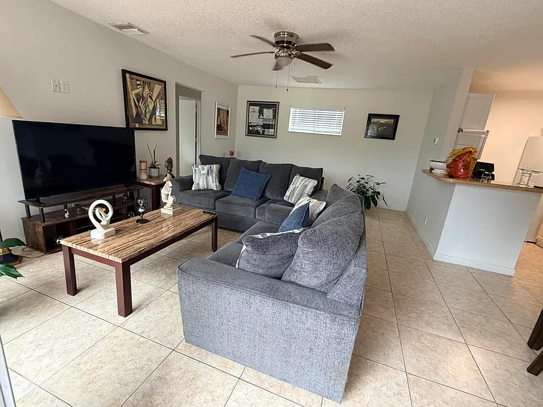 27 E Crossings Cir #H — Photo 1