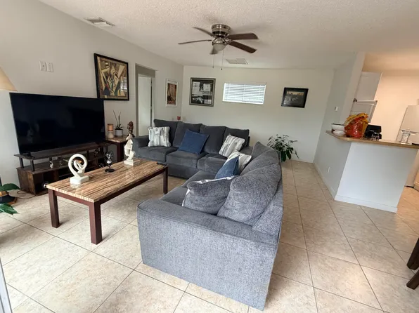 27 Crossings Cir, Boynton Beach, FL