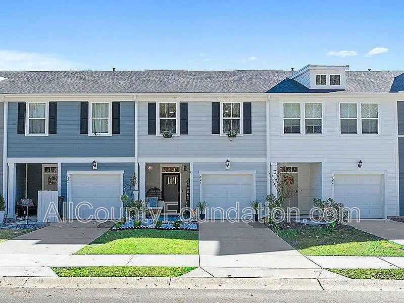 3 bed, 2.5 bath, 1600 sqft, $2,300 — Photo 1