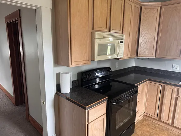 258 W 5th St, Hoisington, KS 67544