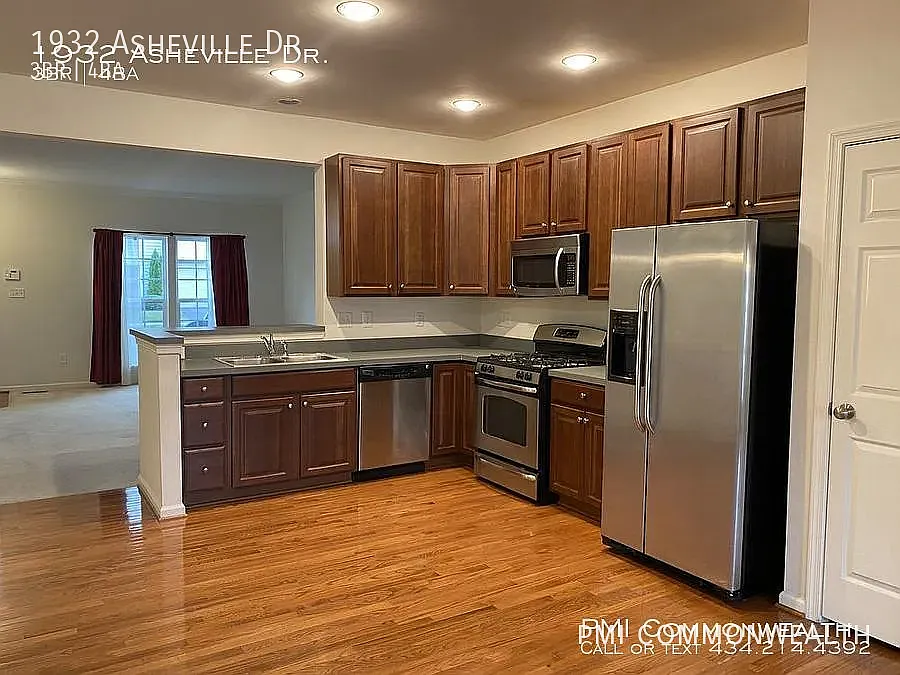 3 Bed / 3.5 Bath Townhouse (Available Now) — Photo 2