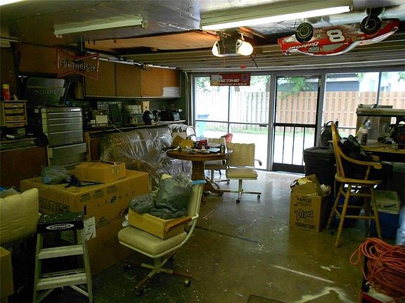 3rd image of 609 Pleasant St