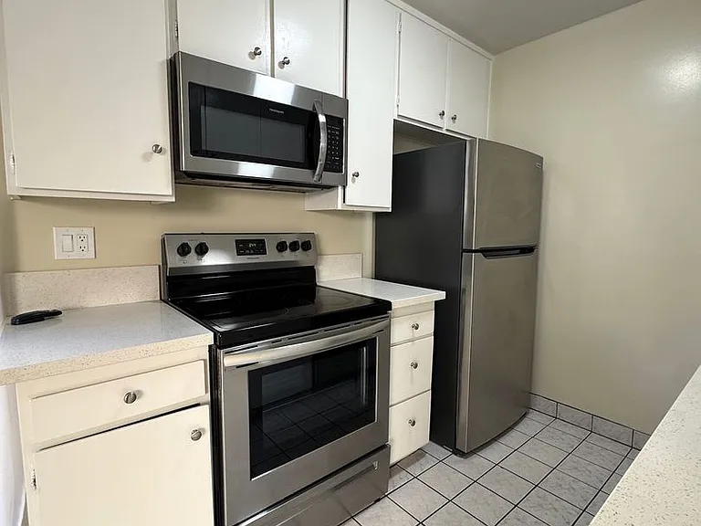 1124 N Olive Dr — Photo 6