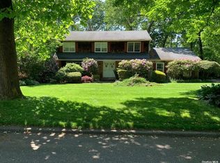 25 Danville Dr, Greenlawn, NY 11740