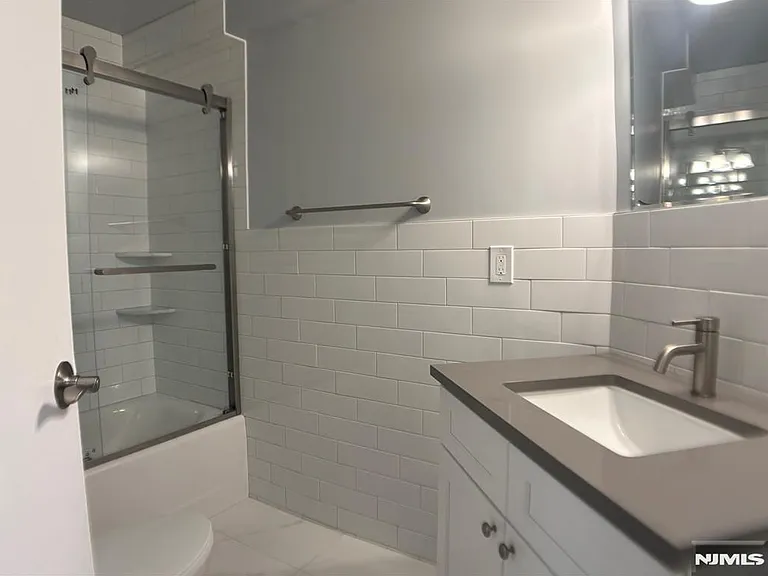 333 Grand Ave #1P — Photo 8