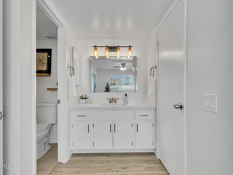 1950 E Paradise Ln — Photo 10