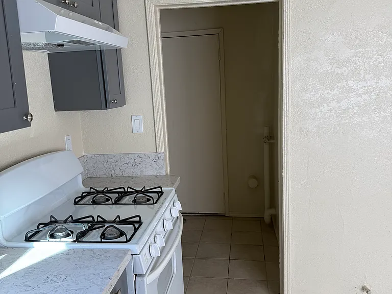 2253 S Cochran Ave — Photo 5