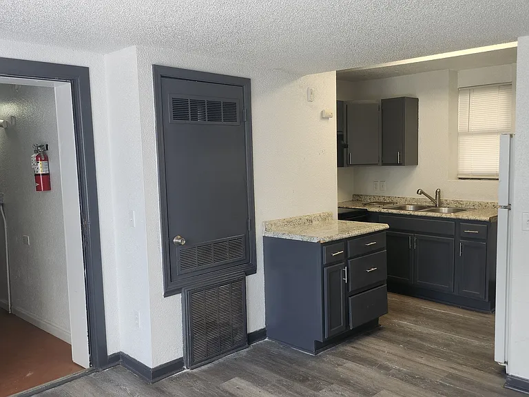2940 Woolworth Ave #7 — Photo 3