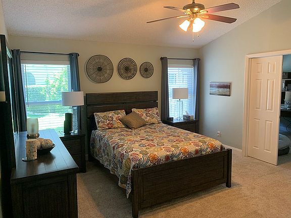 4th image of 848 N Lake Claire Cir