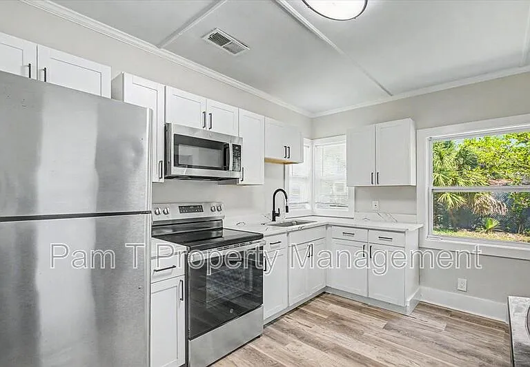 16 Helmken St — Photo 12