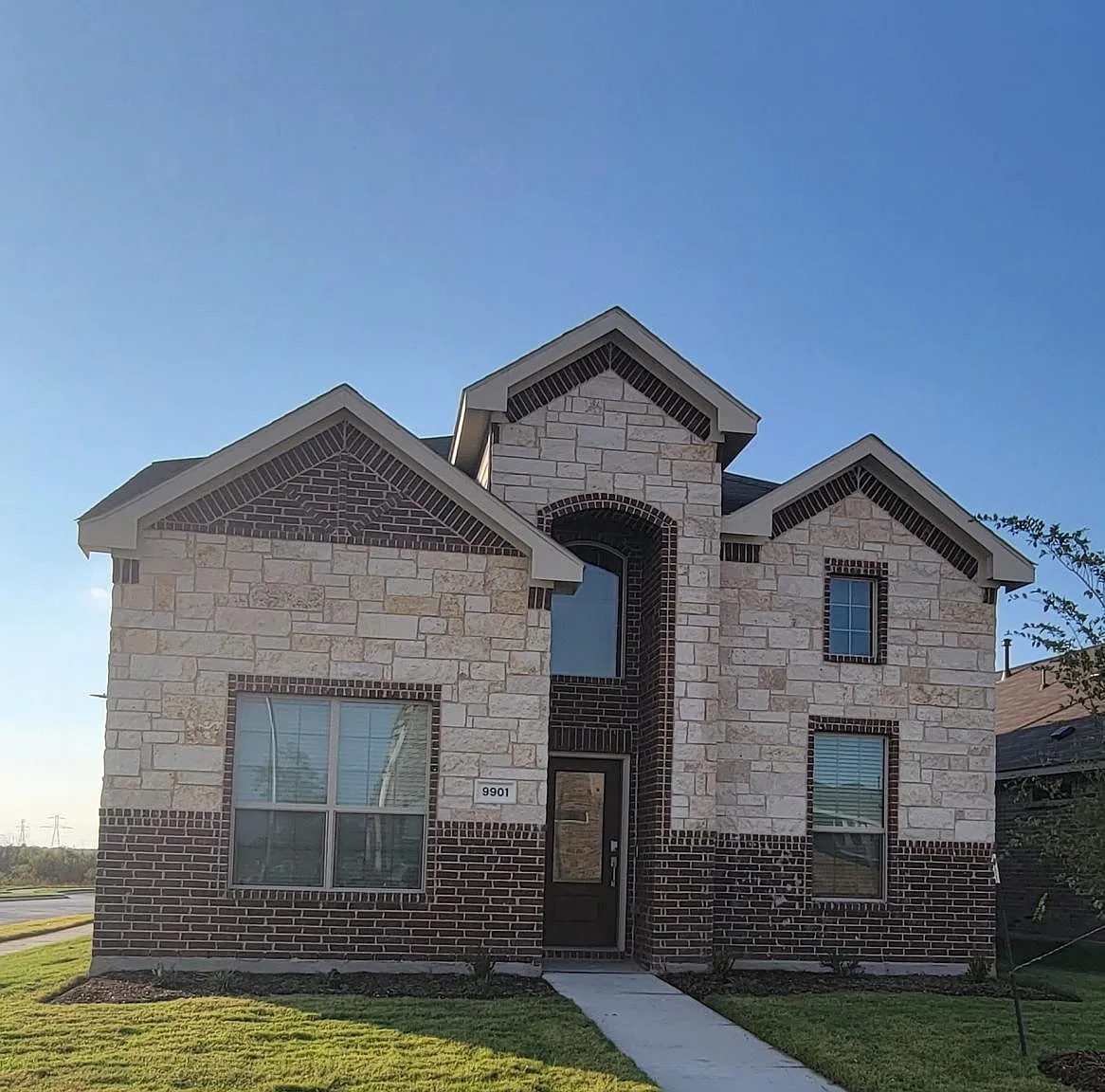 4 bed, 2284 sqft, $2,900 — Photo 2