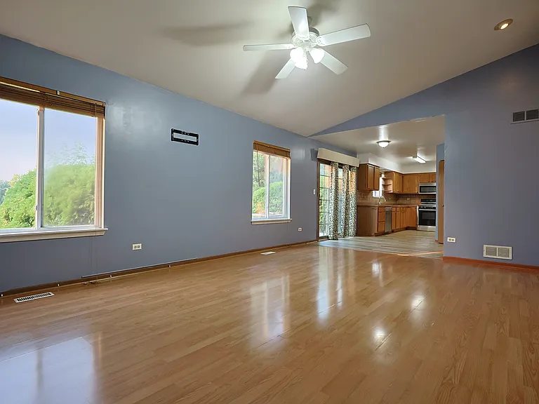 1402 Parkside Dr — Photo 16