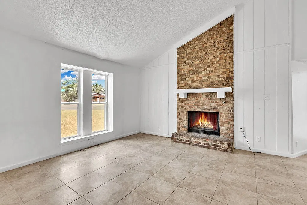 3 bed, 2.0 bath, 2496 sqft, $1,750 — Photo 4
