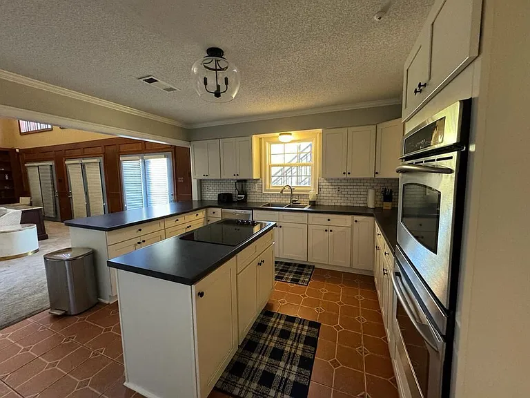 8220 Hunters Creek Dr — Photo 35