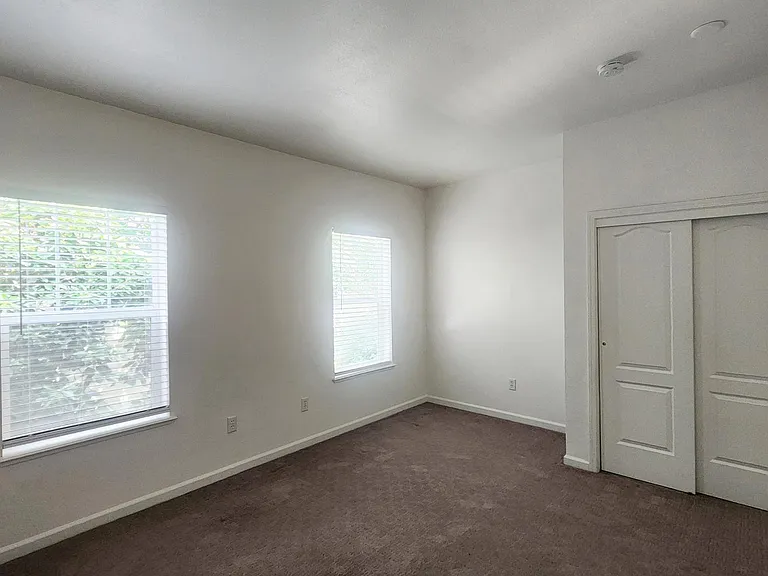 1033 S St #6 — Photo 28