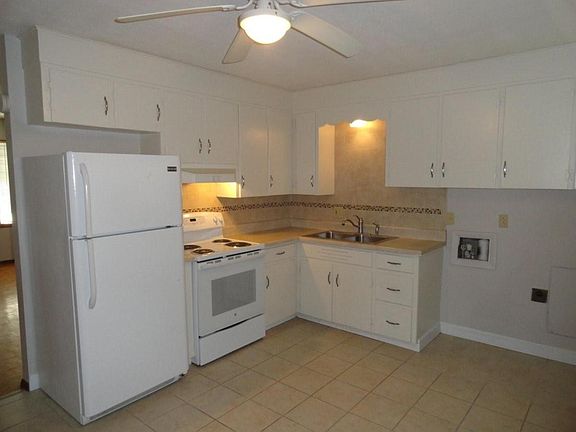 Bright Kitchen - Lots of Cabinets