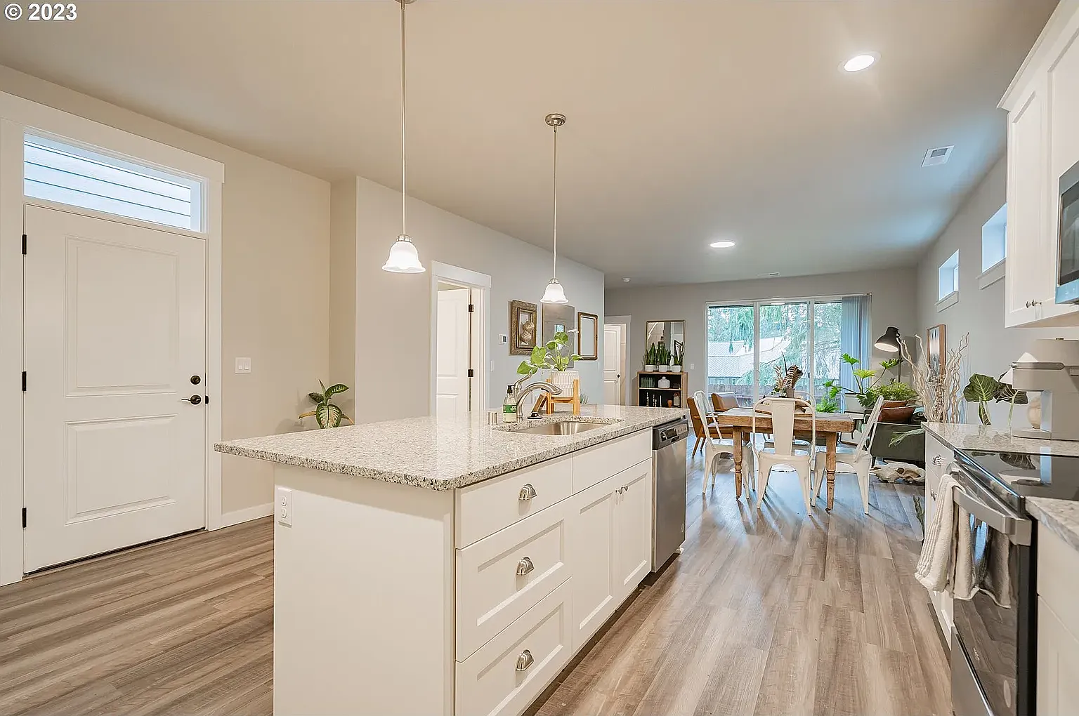 3 bed, 1989 sqft, $2,995 — Photo 3