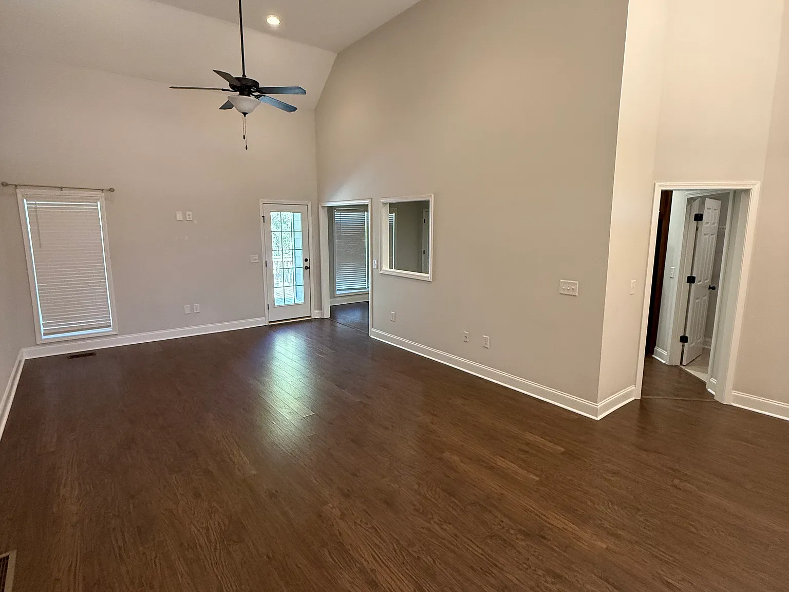 3 bed, 2200 sqft, $2,500 — Photo 2
