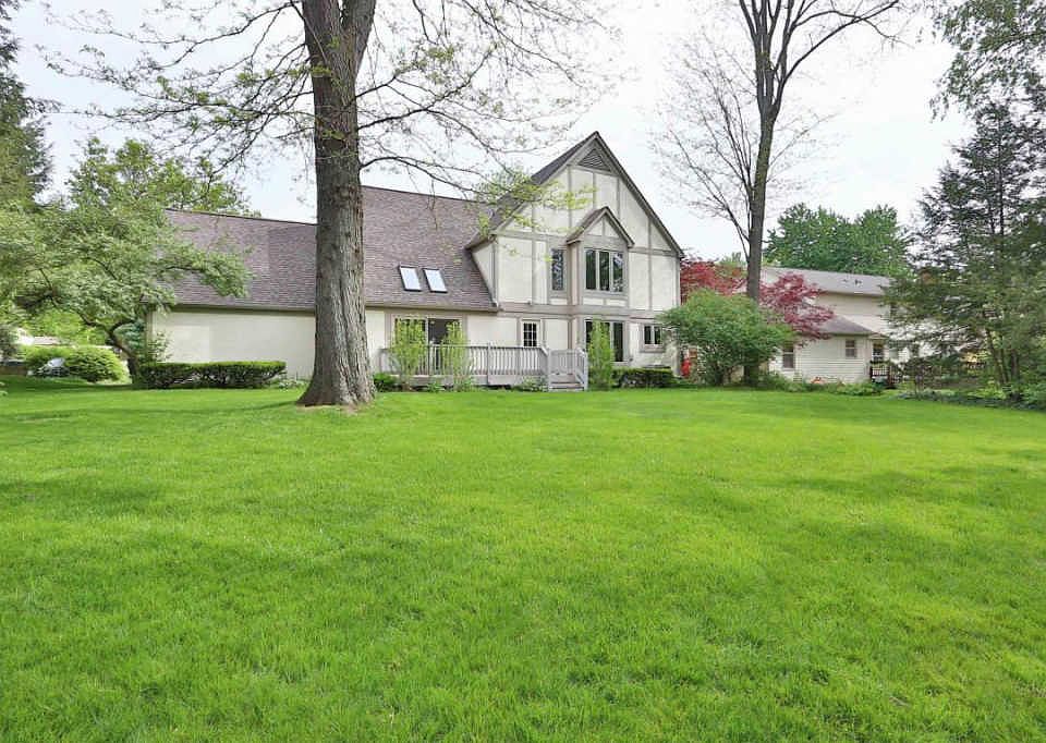 2nd image of 895 Bluff Ridge Dr