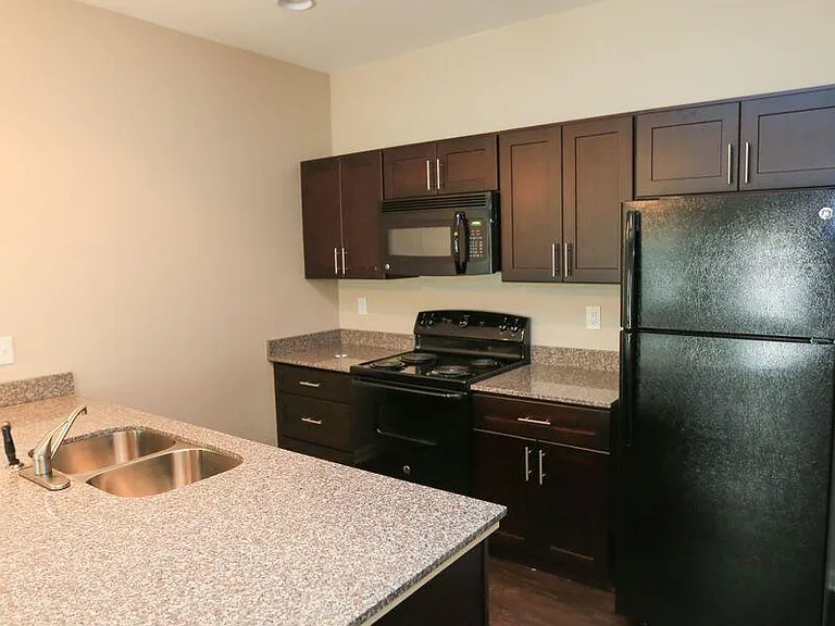 1585 California Ave SW — Photo 1