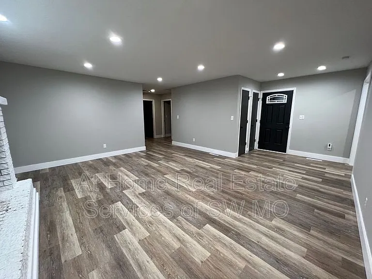 738 E Powell St — Photo 2