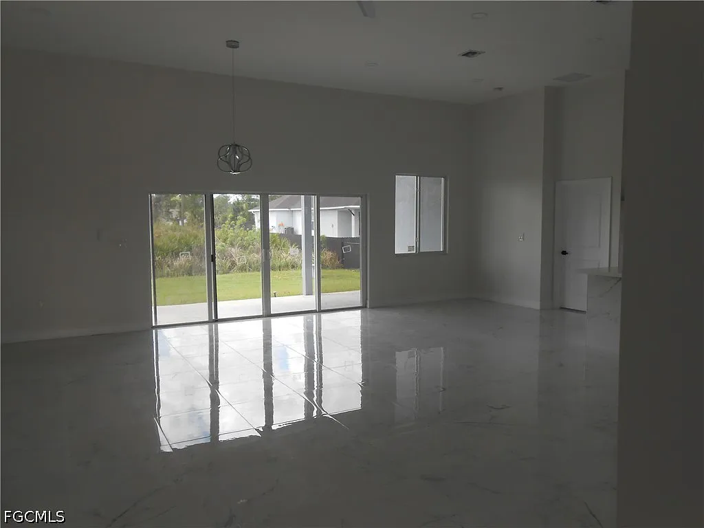 4 bed, 2.5 bath, 2113 sqft, $2,300 — Photo 4