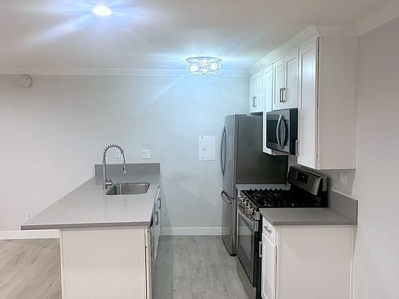 3rd image of 13850 Victory Blvd #5ac6c03de