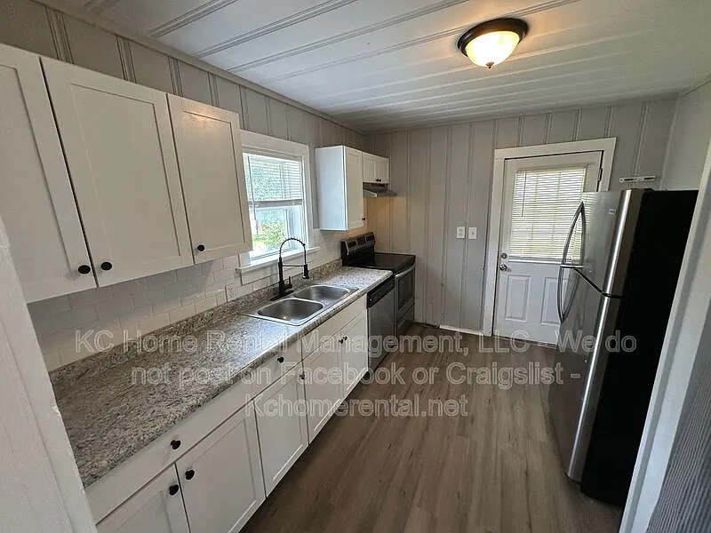 3 bed, 1.0 bath, 1109 sqft, $1,695 — Photo 2