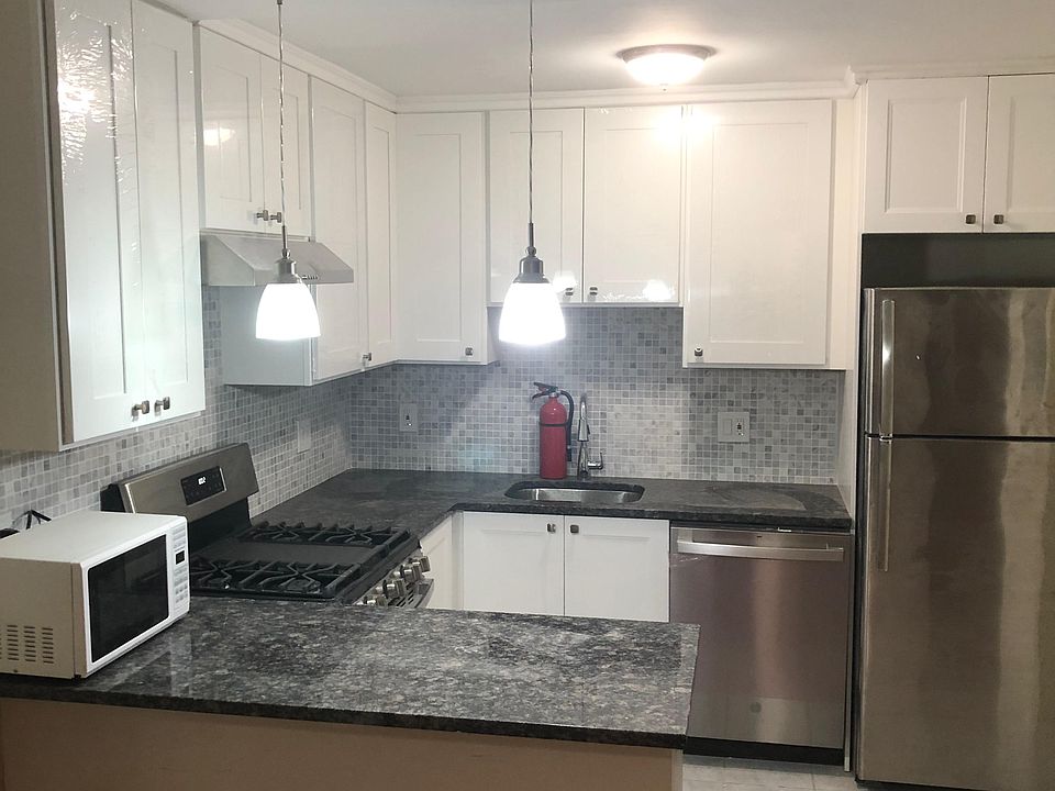 Upgraded Modern Kitchen with open floor plan