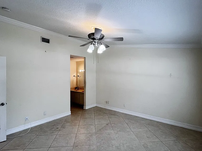 9617 Riverside Dr #6 — Photo 12