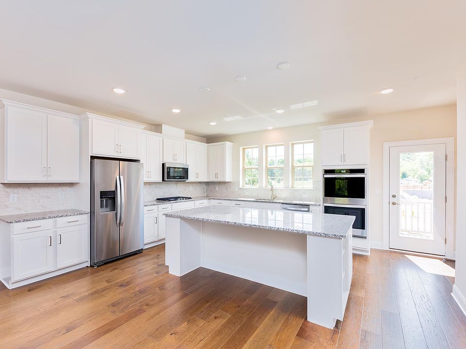 Designer Kitchen w/ Large Island